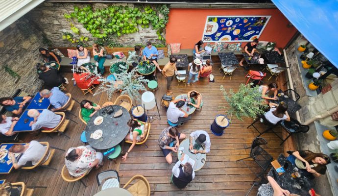 Le bar-restaurant La Cour a rouvert ses portes après deux mois de travaux