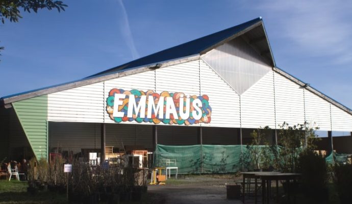 Une vente de mobilier du village olympique organisée par Emmaüs Angers